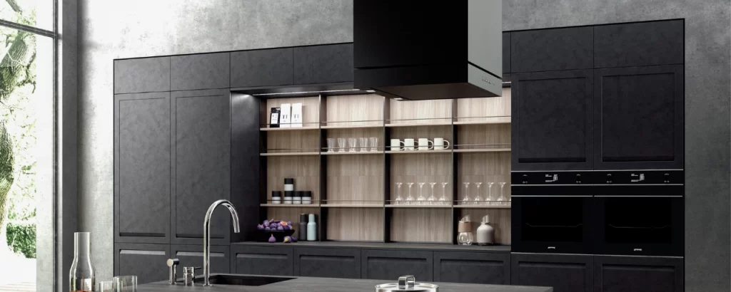 Cucina senza pensili nera e coi finitura interna in legno