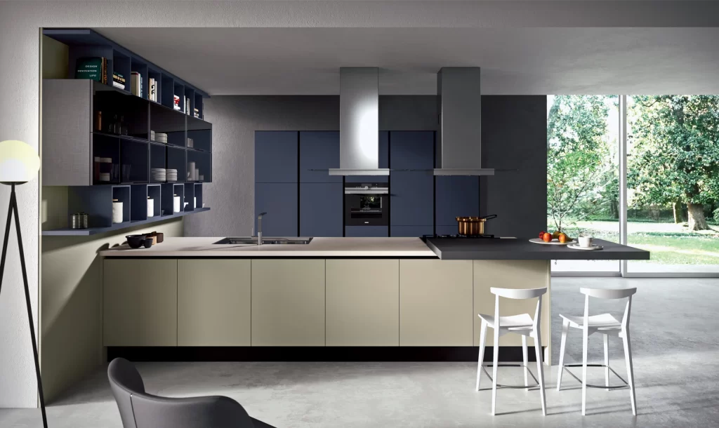 Cucina con penisola con cappe e piano snack