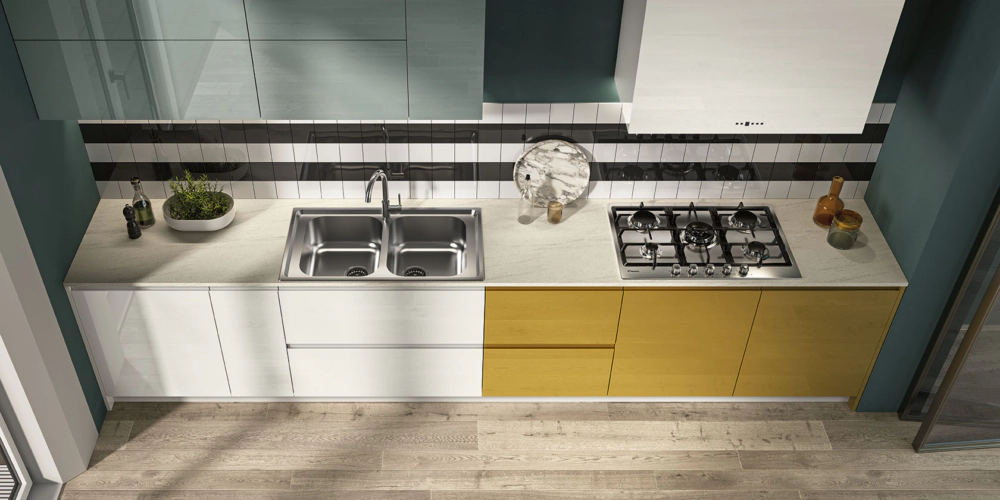 cucina colorata bianca e gialla