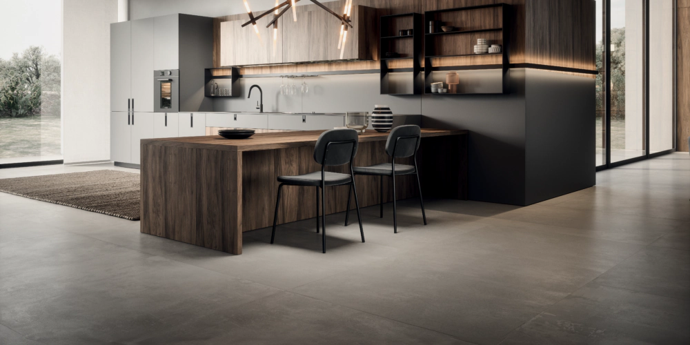 Cucina a penisola nera con finiture del piano snack in legno scuro