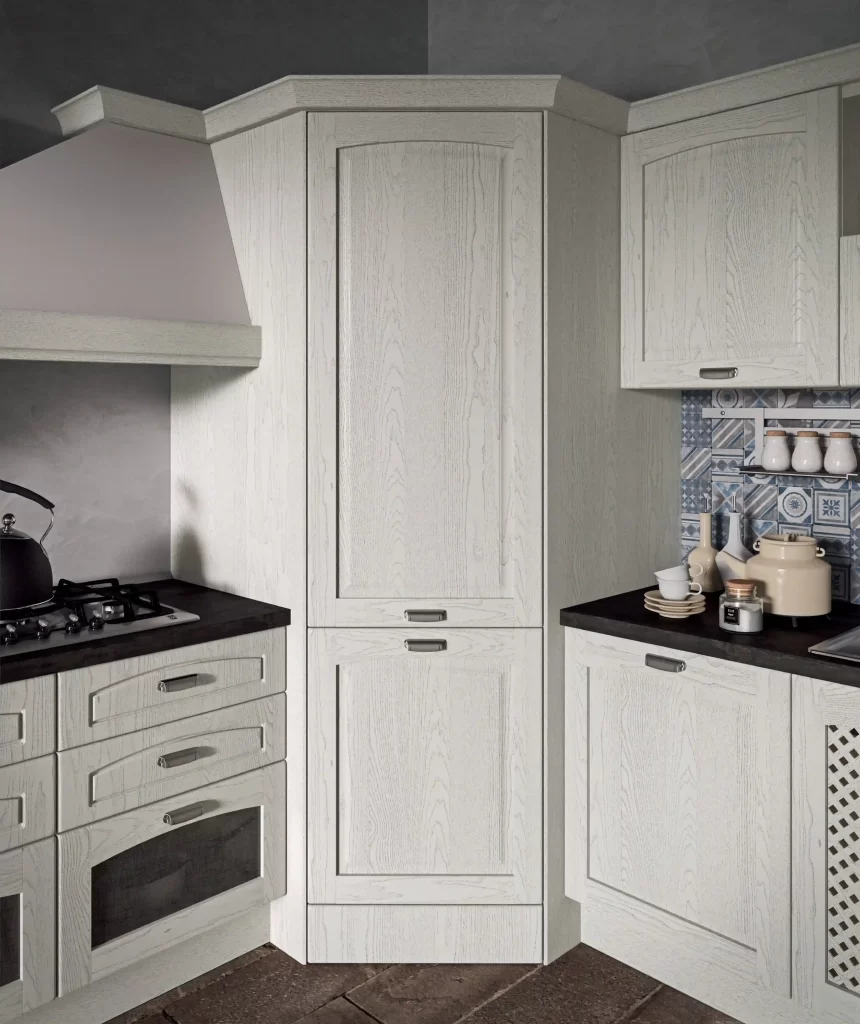 Cucina con dispensa ad angolo