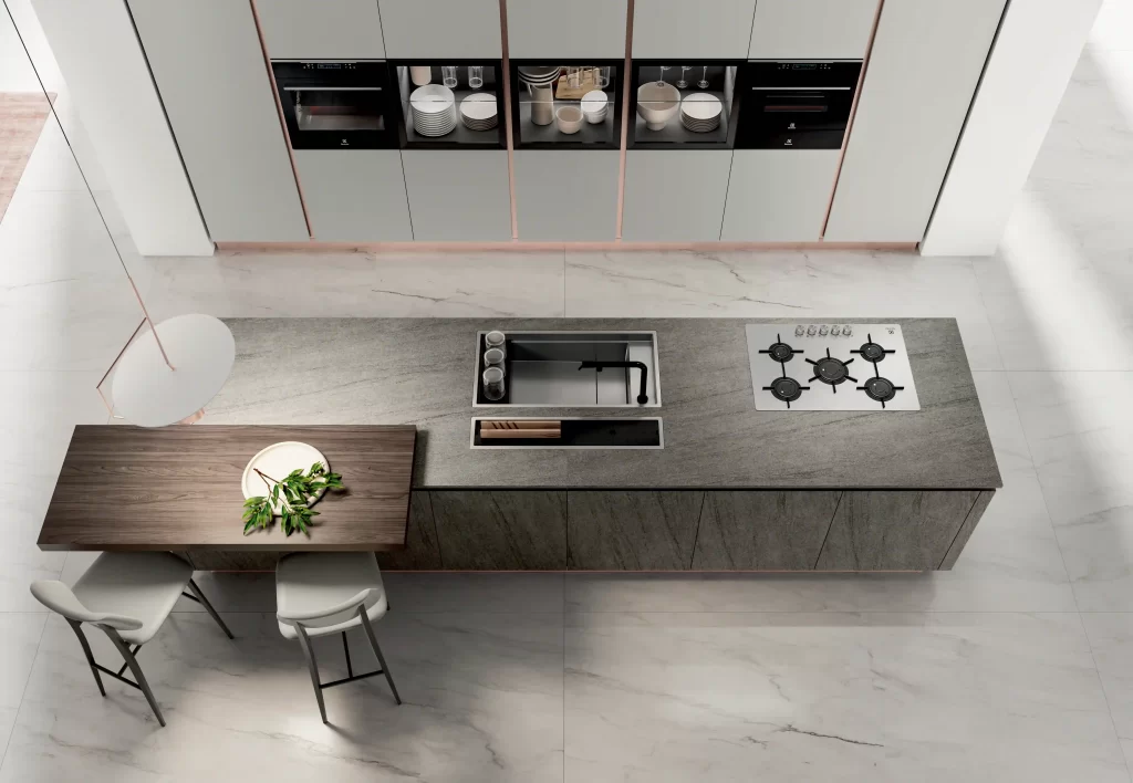 Cucina con isola con frigo ed elettrodomestici a muro