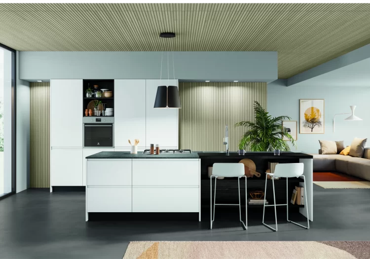 Cucina con penisola su misura bianca e boiserie